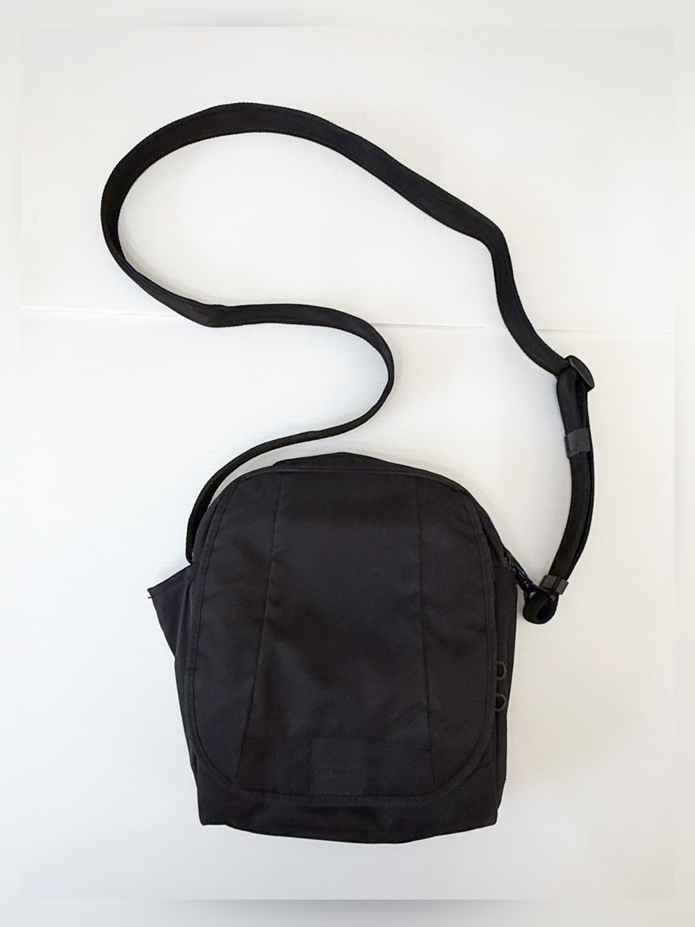 Pacsafe Metrosafe LS200 Anti-Theft Black Shoulder Crossbody Bag